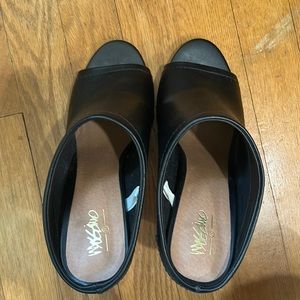 Black 7.5 4.5” black heals